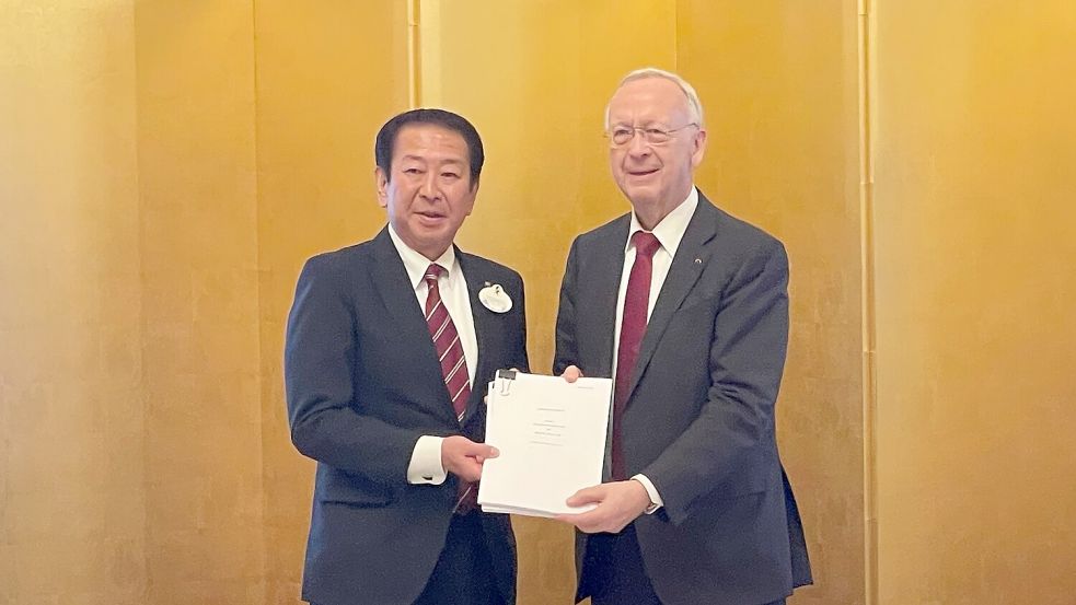 Bernard Meyer und Kenji Yoshida, COO der Oriental Land Company, unterzeichneten am Dienstag den Auftrag in Tokio. Foto: Meyer Werft