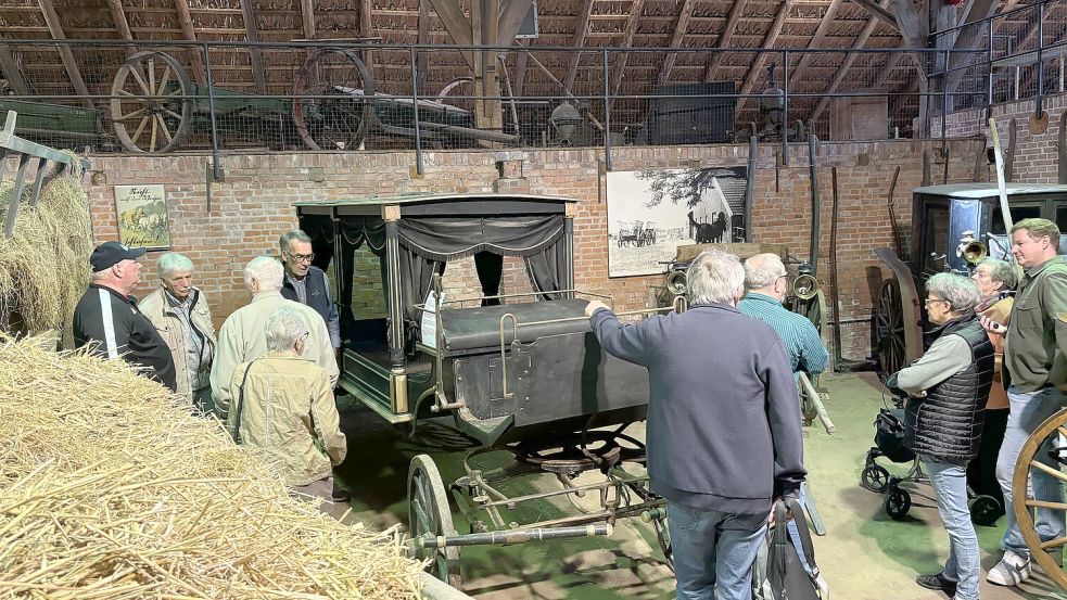 Die Leichenkutsche steht im Landwirtschaftsmuseum in Campen. Foto: Weiden