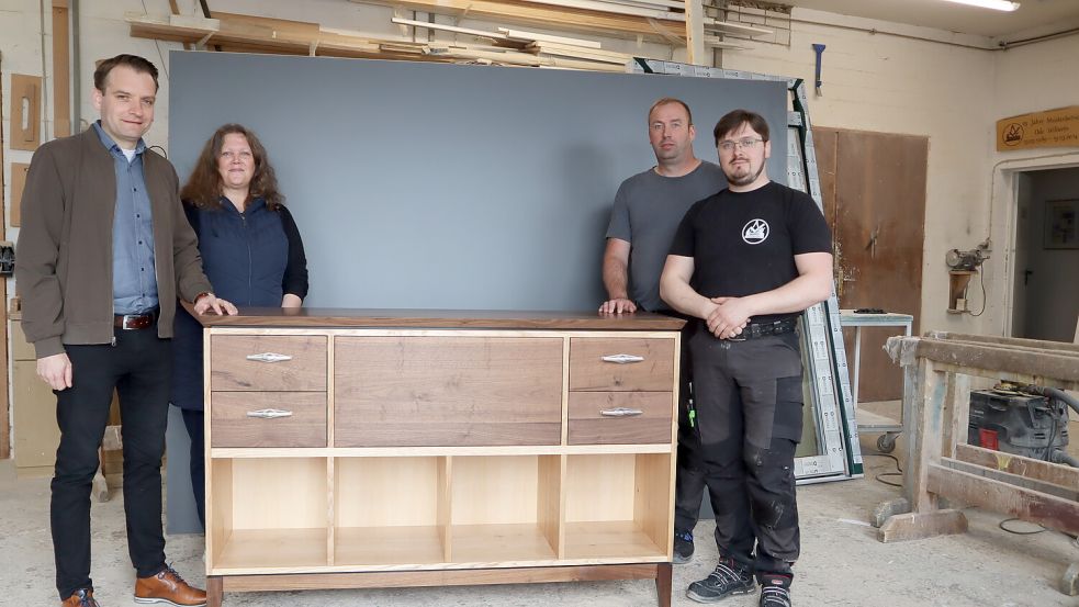 Das Gruppenbild zeigt Andrey Büche (von rechts) mit Malte Hinrichs und Claudia Wouk (beide Jobcenter) sowie Lehrmeister Ingo Wilberts. Foto: privat