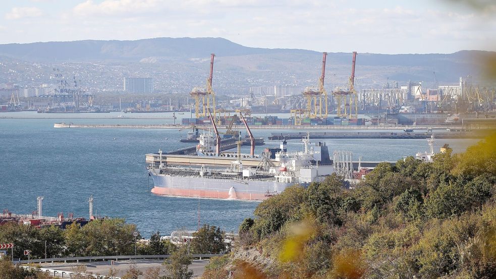 Ein Öltanker liegt in einem Hafen in Südrussland. Russland verkauft sein Öl billig vor allem an Indien. (Archivbild) Foto: ---/AP/dpa