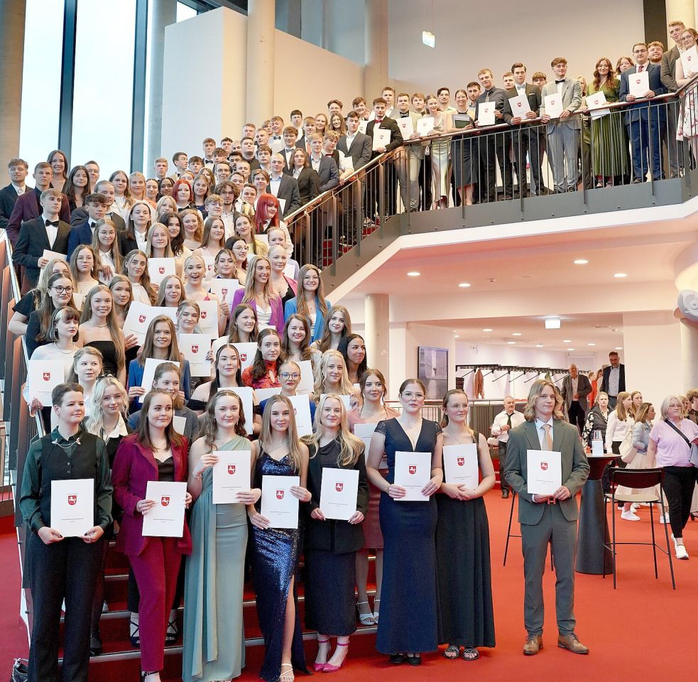 Diese jungen Menschen haben ihr Abitur am Johannes-Althusius-Gymnasium in Emden bestanden. Sie bekamen nun im Rahmen einer feierlichen Verabschiedung ihre Zeugnisse überreicht. Foto: privat