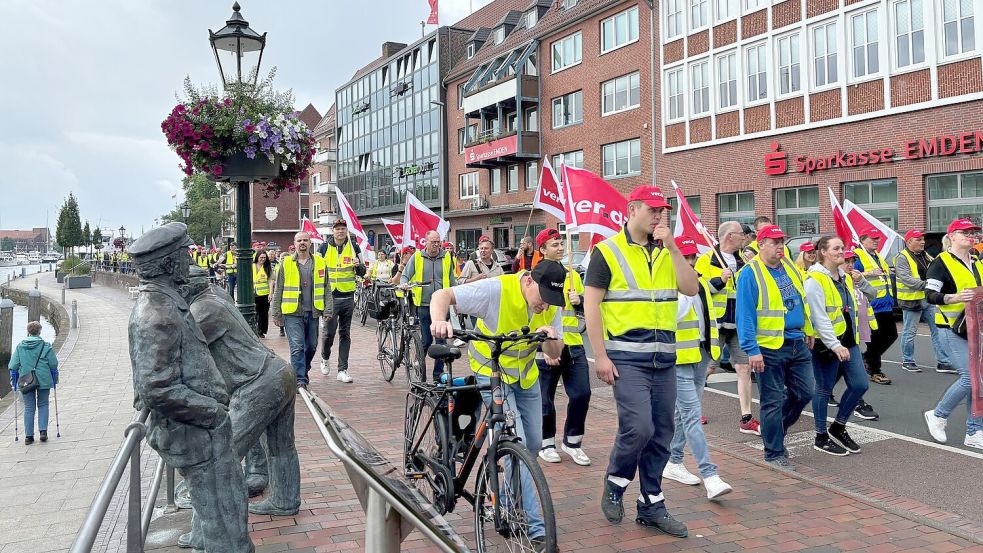 In Emden streiken Hafenmitarbeiter. Aktuell ziehen die Streikenden durch die Emder Innenstadt. Foto: Schuurman