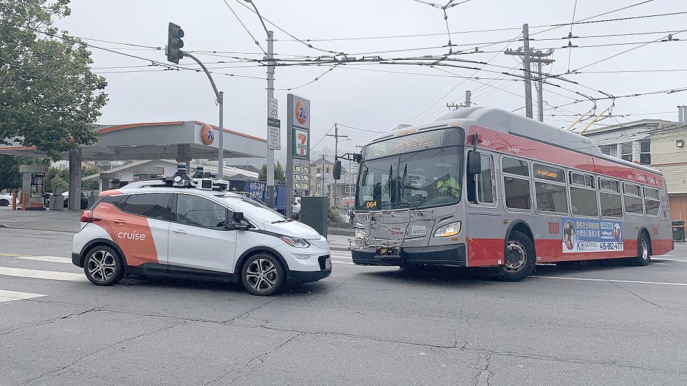 Verkehrsteilnehmer und manchmal auch Verkehrsstörer: Ein Cruise-Robotaxi gerät in San Francisco mit einem abbiegenden Bus aneinander. Foto: imago/Zuma/David G. McIntyre