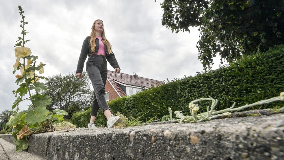 Unkraut und andere Pflanzen auf dem Bürgersteig können zur Stolperfalle werden. Foto: Archiv/Ortgies