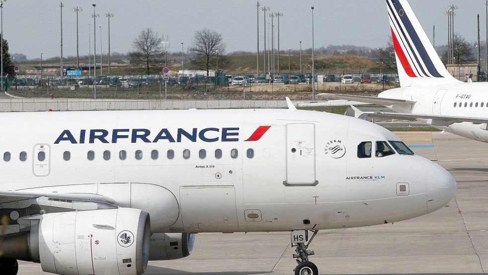 Frankreich und die Niederlanden haben Air France-KLM zu Corona-Zeiten mit Milliardenstaatshilfen unterstützt. (Archivbild) Foto: Christophe Ena/AP/dpa