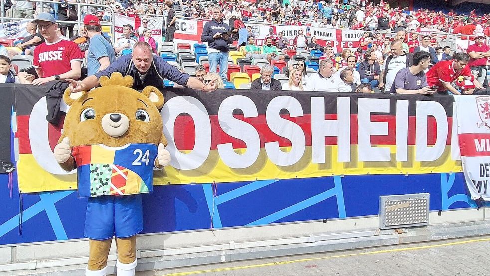 Beim Spiel der Engländer gegen die Schweiz traf Kai Schoolmann vor dem Spiel noch EM-Maskottchen „Albärt“.Fotos: privat