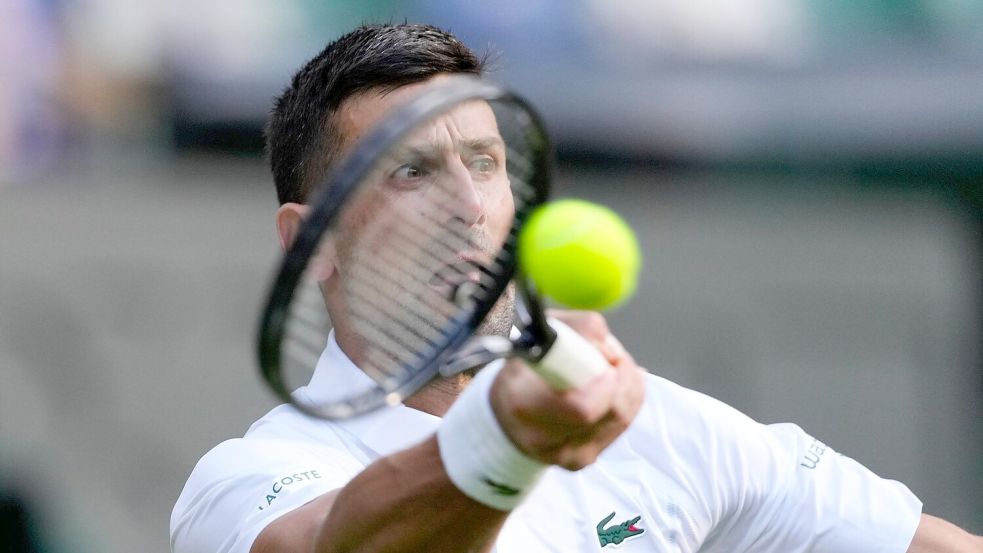 Novak Djokovic hat in Wimbledon kampflos das Halbfinale erreicht. Foto: Kirsty Wigglesworth/AP/dpa