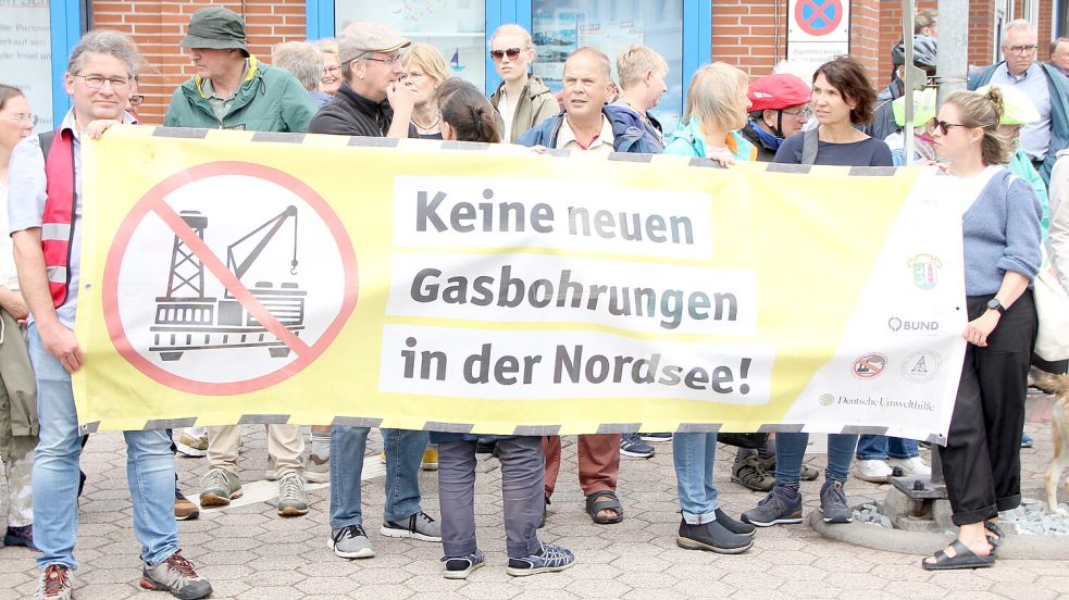 Einmal mehr wurde auf Borkum gegen die Gasbohrungen protestiert. Foto: Ferber