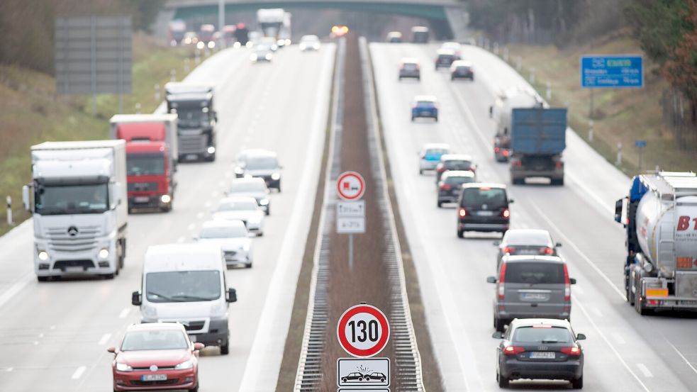 Bislang gibt es nur abschnittweise Geschwindigkeitsbeschränkungen auf deutschen Autobahnen. Ein allgemeines Tempolimit ist seit Langem Streitthema - die Zustimmung in der Bevölkerung wächst aber. Foto: dpa/Soeren Stache