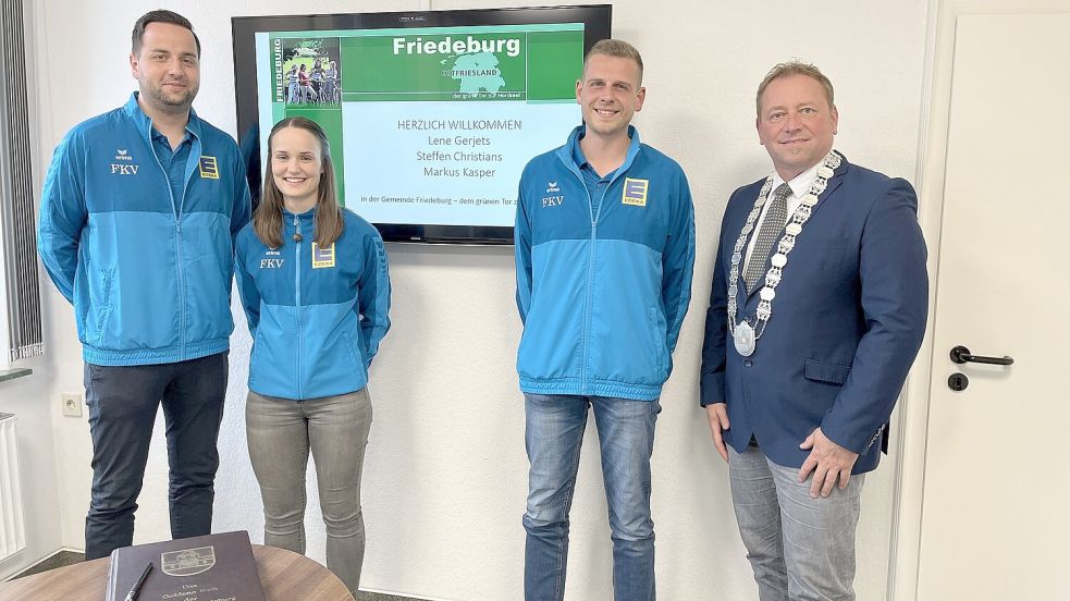 Friesensportler Steffen Christians (von links), Lene Gerjets und Markus Kasper statteten Bürgermeister Helfried Goetz einen Besuch im Rathaus ab. Foto: privat