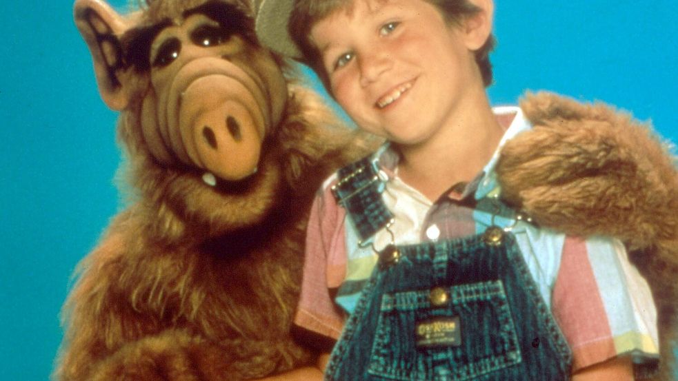 Schauspieler und Kinder-Star Benji Gregory neben seinem außerirdischen Freund „Alf“. Foto: IMAGO/United Archives