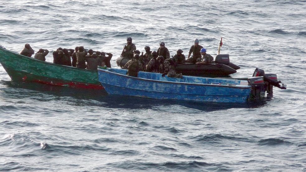Festnahme mutmaßlicher Piraten vor der ostafrikanischen Küste. (Archivbild) Foto: DB MoD France/dpa