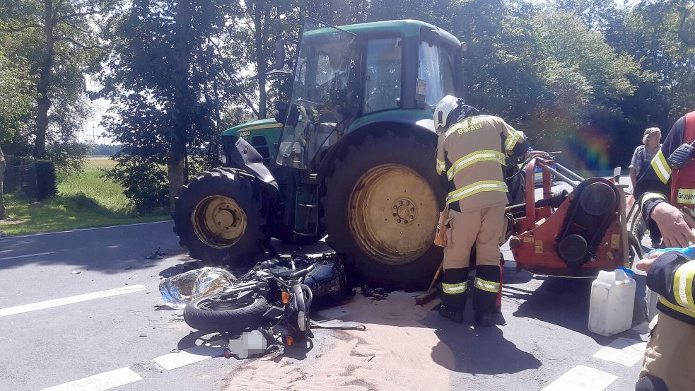 Mit einem Traktor kollidierte am Donnerstagmittag ein Motorradfahrer in Barßel. Foto: Schulte / Feuerwehr