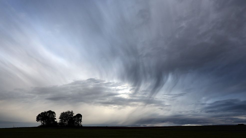 Vor allem am Freitag kann es in Niedersachsen zu teils kräftigen Schauern und Gewittern kommen. Foto: dpa/Karl-Josef Hildenbrand