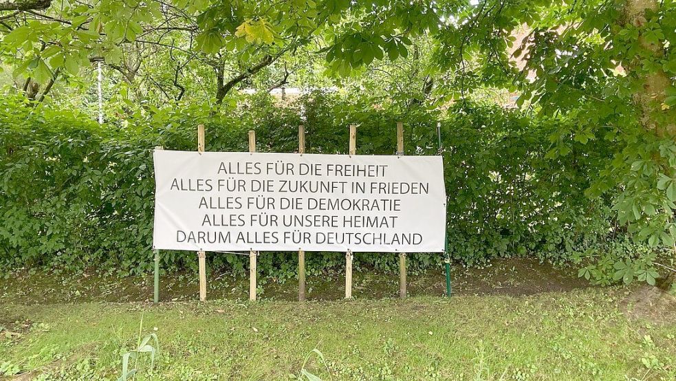 In Loquard hat ein Anwohner dieses Schild in seinen Garten gestellt. Foto: privat