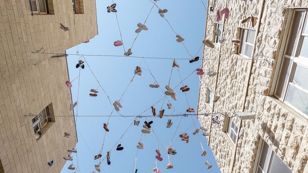 120 Paar Schuhe, als Installation in der Jerusalemer Innenstadt aufgehängt, erinnern an das Los der israelischen Geiseln in der Gewalt der Hamas. Foto: Nir Alon/ZUMA Press Wire/dpa