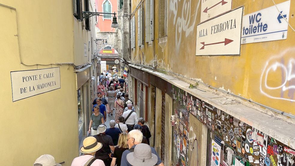 Enge volle Gassen in Venedig - Tagesbesucher sollen künftig sogar bis zu zehn Euro bezahlen. (Foto: Archiv) Foto: Christoph Sator/dpa