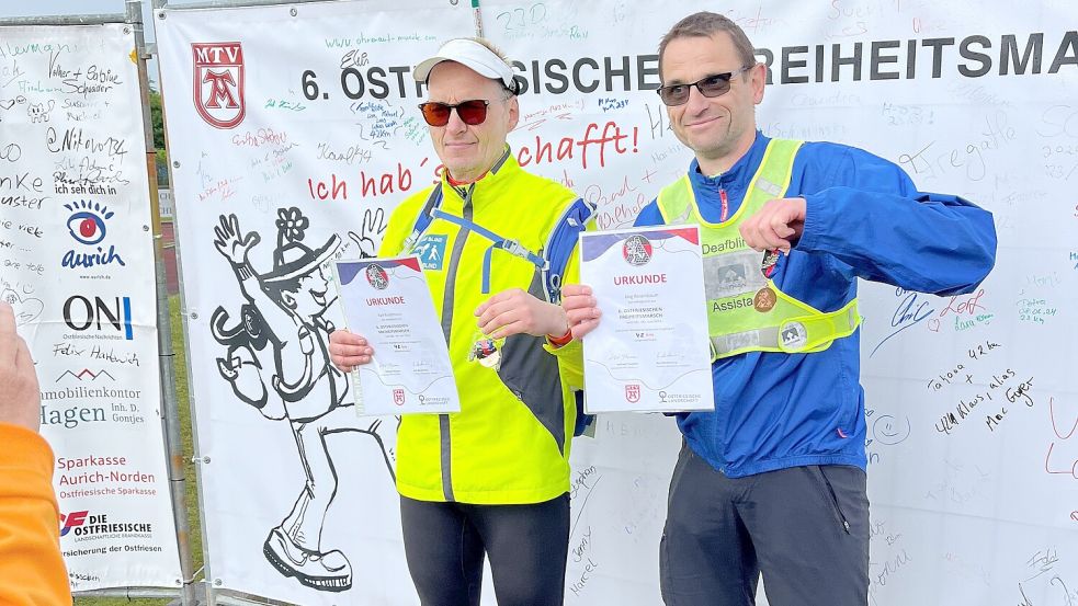 Beeindruckend: Ralf Buschmann (links) ist taub und blind. Er bewältigte die 42 Kilometer lange Wanderstrecke mit Hilfe seines gehörlosen Assistenten Jörg Rosenbaum. Foto: privat