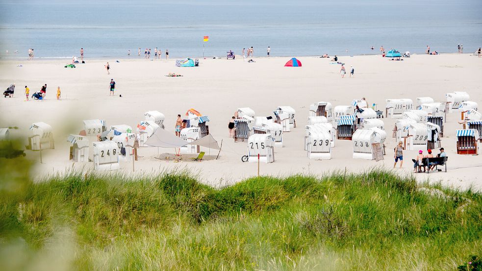 Sommerwetter, wie hier auf Spiekeroog, stellt sich am Dienstag wieder ein. Foto: dpa/Hauke-Christian Dittrich