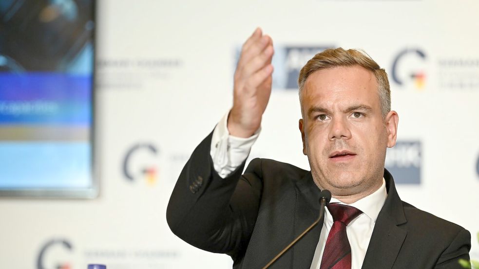 Maximilian Butek von der Deutschen Handelskammer in Ostchina spricht während einer Pressekonferenz. (Archivbild) Foto: Johannes Neudecker/dpa