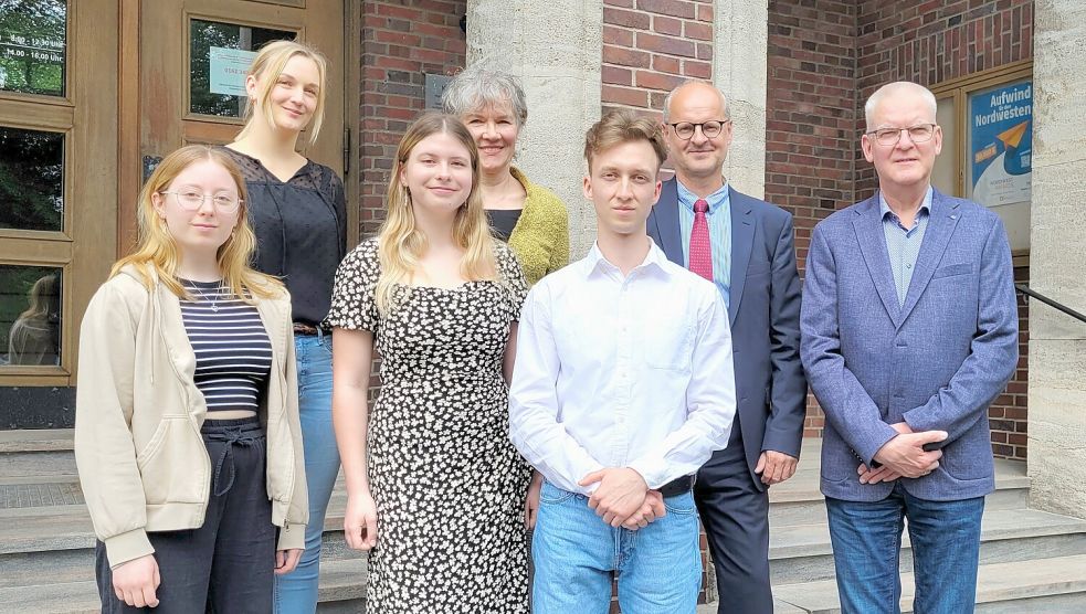 Sie erhalten von der Hans-Beutz-Stiftung ein Stipendium (vordere Reihe von links): Jolina Stübben, Anastasia Keil, und Vladimir Obreja. Das Foto zeigt sie zusammen mit (von links) Jaqueline Drewski, Dr. Birgitta Kasper-Heuermann, Thomas Brandt und Peter Wilken. Foto: privat