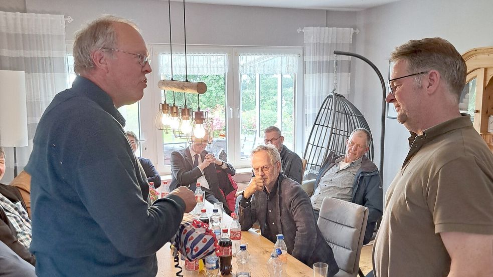 Kleine Geschenke erhalten die Freundschaft: Teun de Jong (links) bedankt sich bei Gastgeber Klaus Borde.