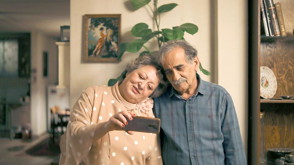 „Ein keines Stück vom Kuchen“: Lily Farhadpour und Esmail Mehrabi spielen in dem iranischen Liebesfilm ein berührendes Paar im späten Frühling. Foto: Hamid Janipour/AlamodeFilm