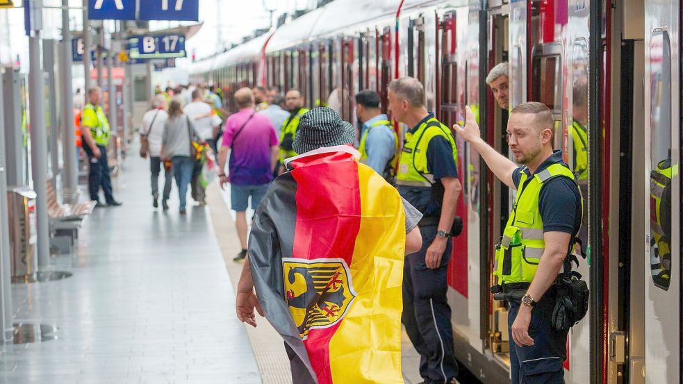 Die Bahn hat sich bei der EM aus Sicht von Verkehrsminister Wissing übernommen. (Archivfoto) Foto: Andreas Arnold/dpa