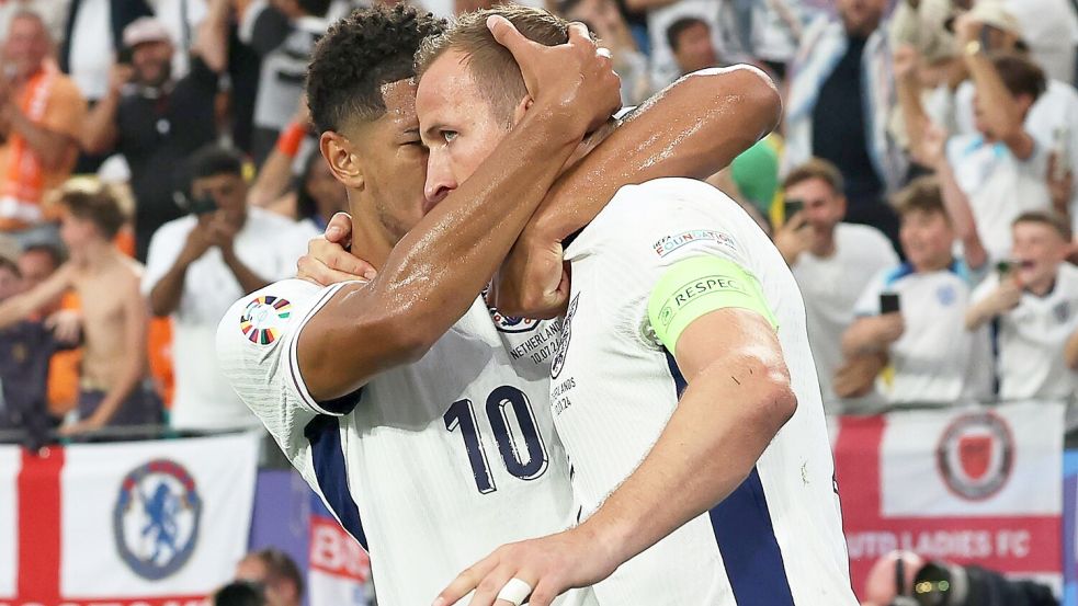 Englands Harry Kane (r) jubelt mit Jude Bellingham über sein Elfmetertor zum 1:1-Ausgleich im Halbfinale gegen die Niederlande. Foto: Friso Gentsch/dpa