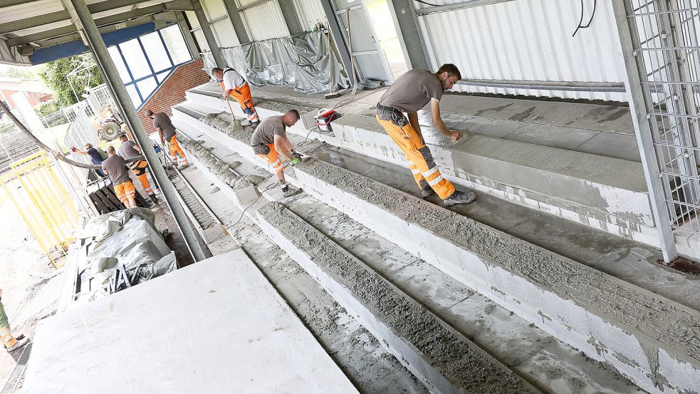 Im hinteren Teil der Haupttribüne werden gerade neue Sitzplätze geschaffen. Fotos: Doden, Emden