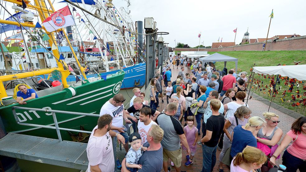 Zum Hafenfest in Ditzum kommen regelmäßig viele Besucherinnen und Besucher. Foto: Stromann/Archiv