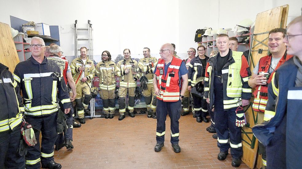 Erleichterung bei den Feuerwehrleuten in Selverde bei der Abschlussbesprechung. Foto: Stromann