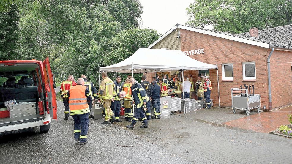 Beim Dorfgemeinschaftshaus in Selverde, dem ehemaligen Feuerwehrhaus hatte die Feuerwehr Uplengen-Mitte einen Sammelpunkt eingerichtet. Foto: Stromann