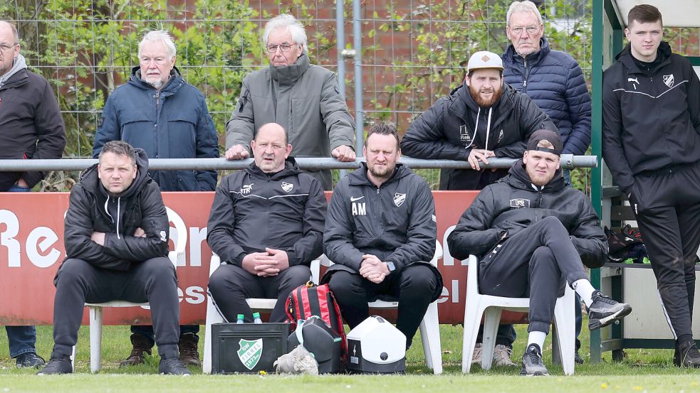 Das Firreler Trainerteam konnte für das Spiel am Freitag lediglich 15 einsatzsfähige Spieler setzen. Archivfoto: Doden, Emden