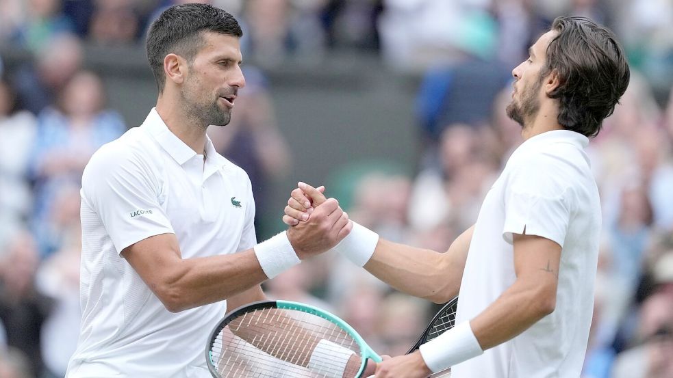 Novak Djokovic (l) steht nur wenige Woche nach einer Knie-Operation im Wimbledon-Finale. Foto: Mosa’ab Elshamy/AP