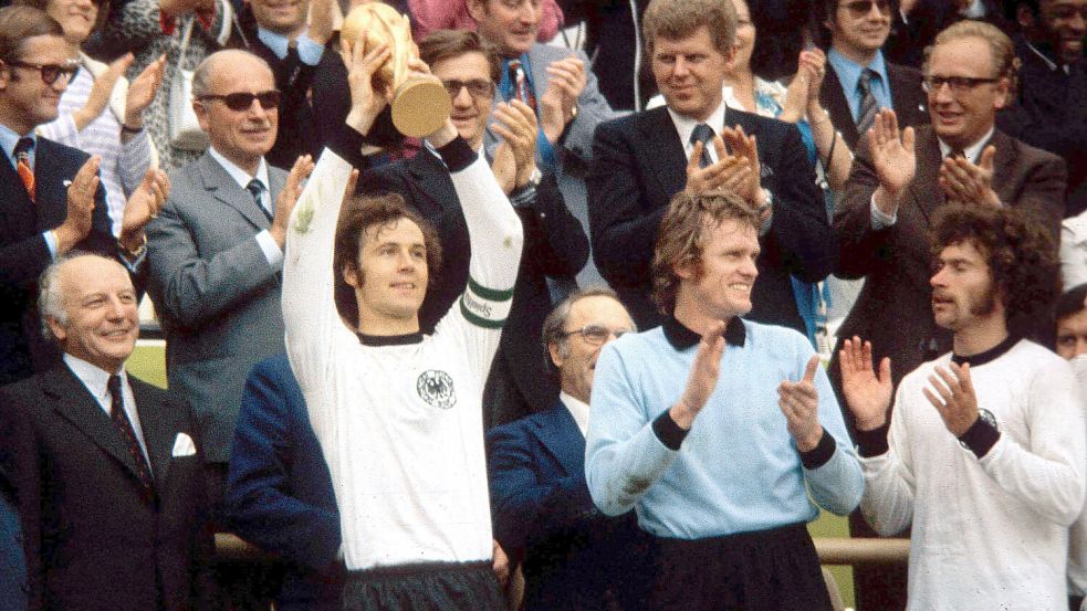 Franz Beckenbauer strahlte bei der Pokalübergabe 1974. Archivfoto: Imago