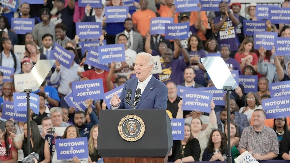 US-Präsident Joe BIden hat sich bei einem Wahlkampfauftritt in Detroit weiterhin keine Selbstzweifel anmerken lassen. Foto: Carlos Osorio/AP/dpa