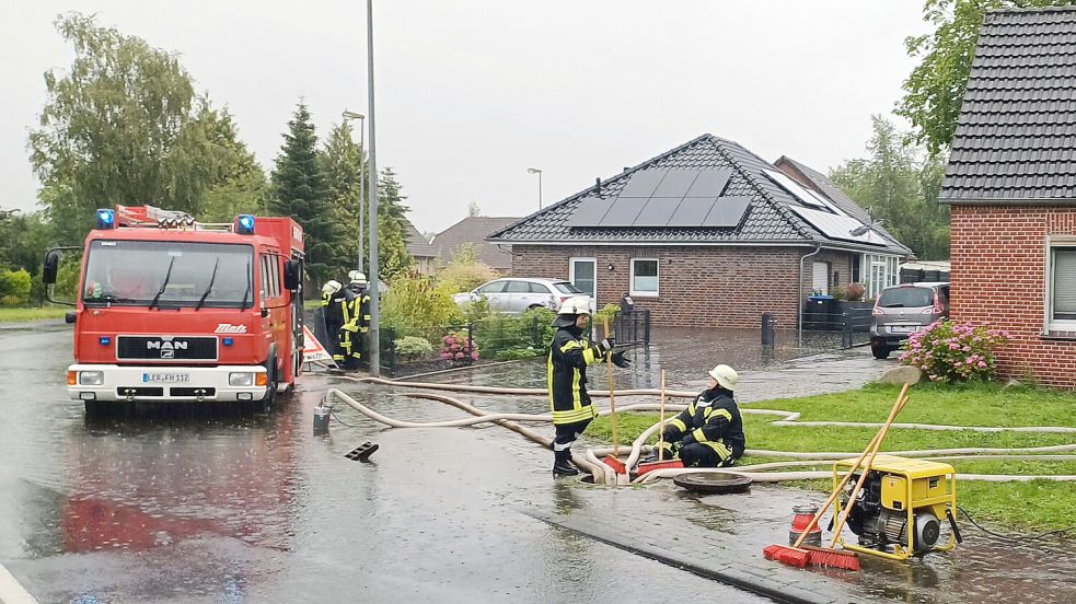 Die Feuerwehr Holthusen wurde gegen 18:30 Uhr in die Straße „Zur Heide“ gerufen. Die Straße stand komplett unter Wasser. Foto: Feuerwehr Weener