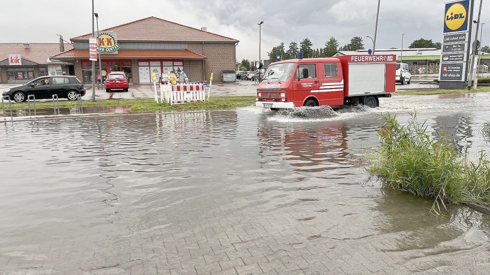 Im Pewsumer Gewerbegebiet standen mehrere Läden unter Wasser. Fotos: Feuerwehr