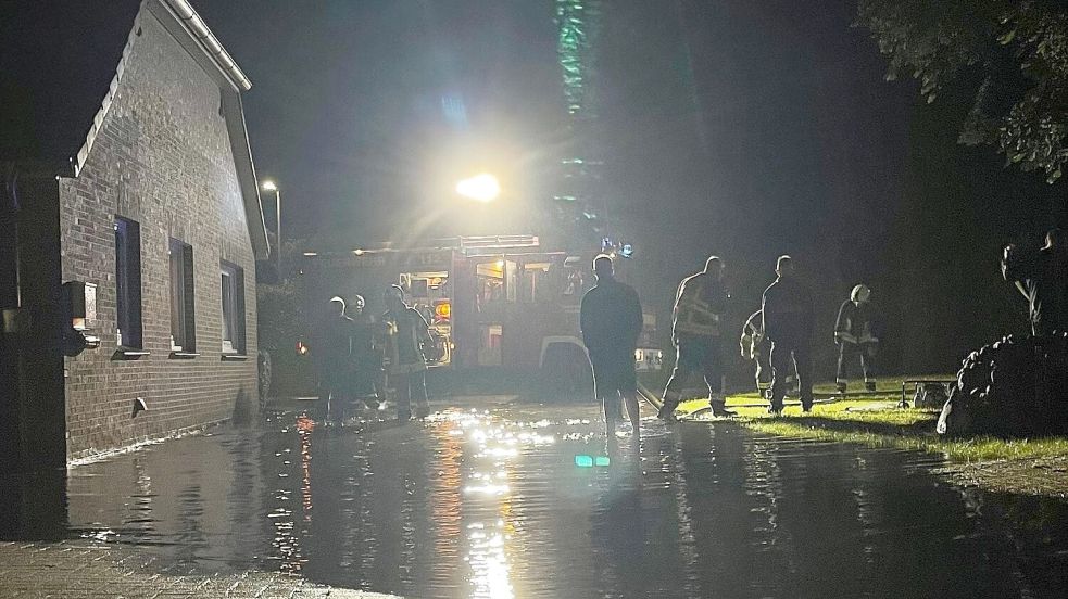 In Wiesens sind Regenmassen auf Grundstücke und in Häuser eingedrungen Foto: Feuerwehr Wiesens