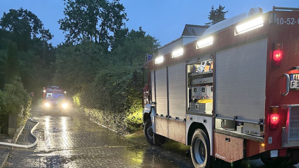 Die Feuerwehren waren am Freitagabend auch in Aurich im Dauereinsatz, wie an der Johanniskirche im Ortsteil Sandhorst . Foto: Jannik Leerhoff