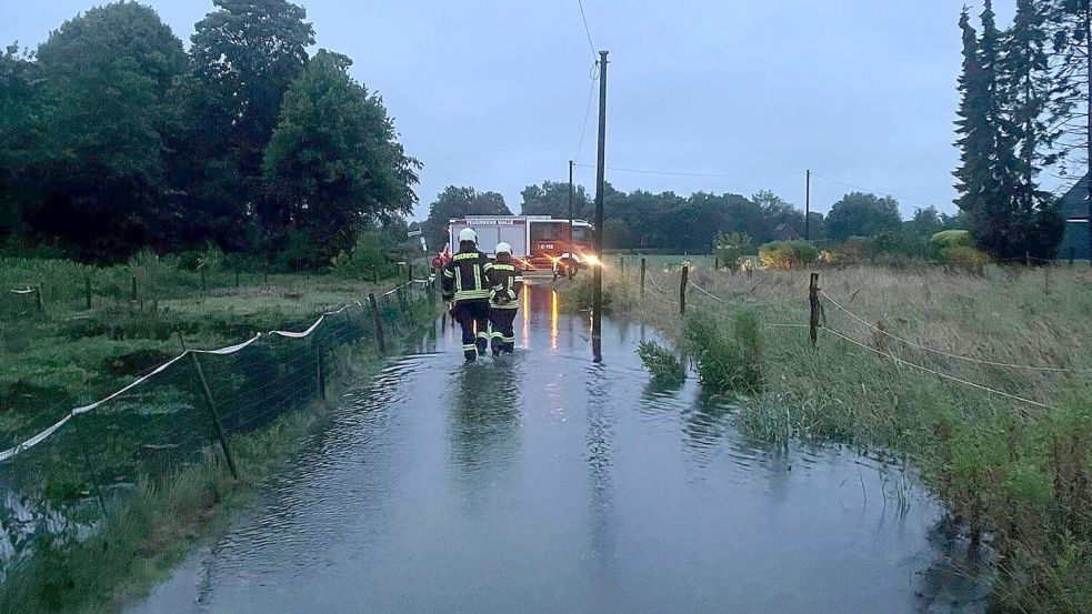 Komplett überschwemmt wurde ein Straßenzug im Ortsteil Walle an der Straße Im weißen Moor/Ecke Dagwarkenweg. Foto: Finn Feldmann