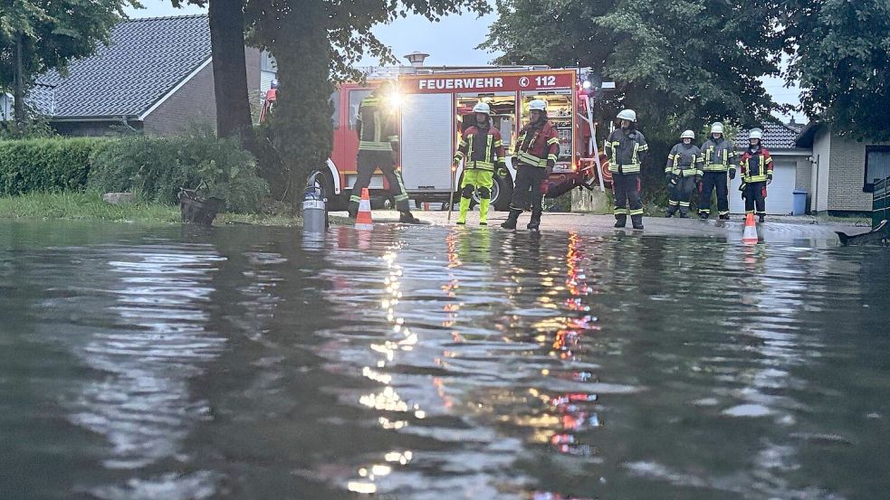 Das Wasser breitete sich in den Straßen wie ein See aus. Dieses Foto stammt vom Anemonenweg an der Ecke zur Narzissenstraße. Foto: Homes