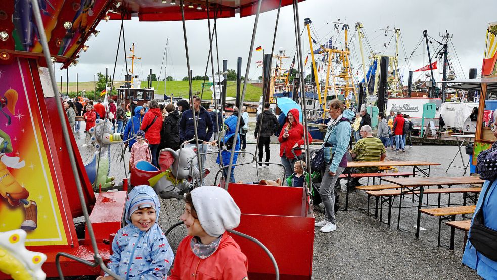 Karussell fahren direkt am Hafen – das geht auf dem Dorf- und Hafenfest in Ditzum. Bis Sonntag ist vieles geplant. Foto: Wolters