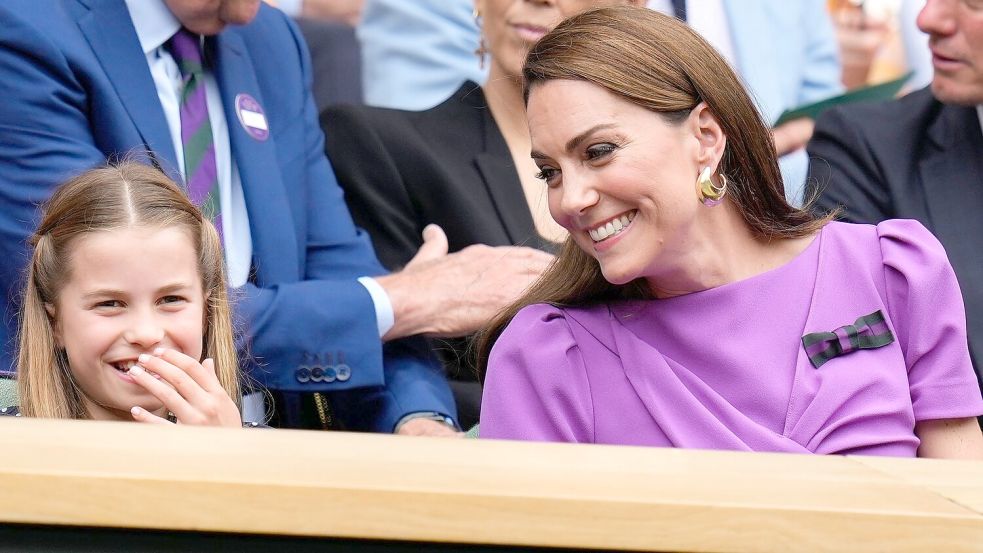 Ausgelassen auf der Tribüne: Charlotte und Kate. Foto: Kirsty Wigglesworth/AP