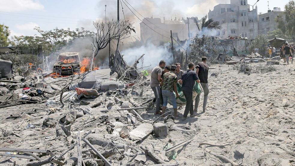 Bergung von Toten und Verletzten nach israelischem Luftangriff Foto: Jehad Alshrafi/AP