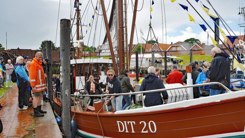 Fischkutter konnten beim Hafenfest in Ditzum besichtigt werden. Foto: Wolters