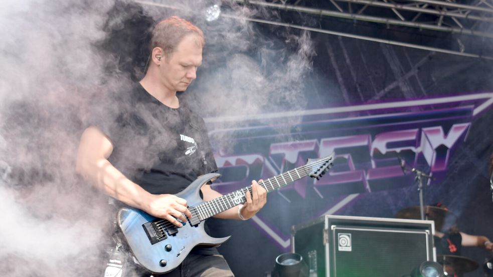 Nichts für schwache Ohren: Beim Festival Free For All gab es Rock und Metal, hier Stesy aus Österreich. Foto: Buntjer