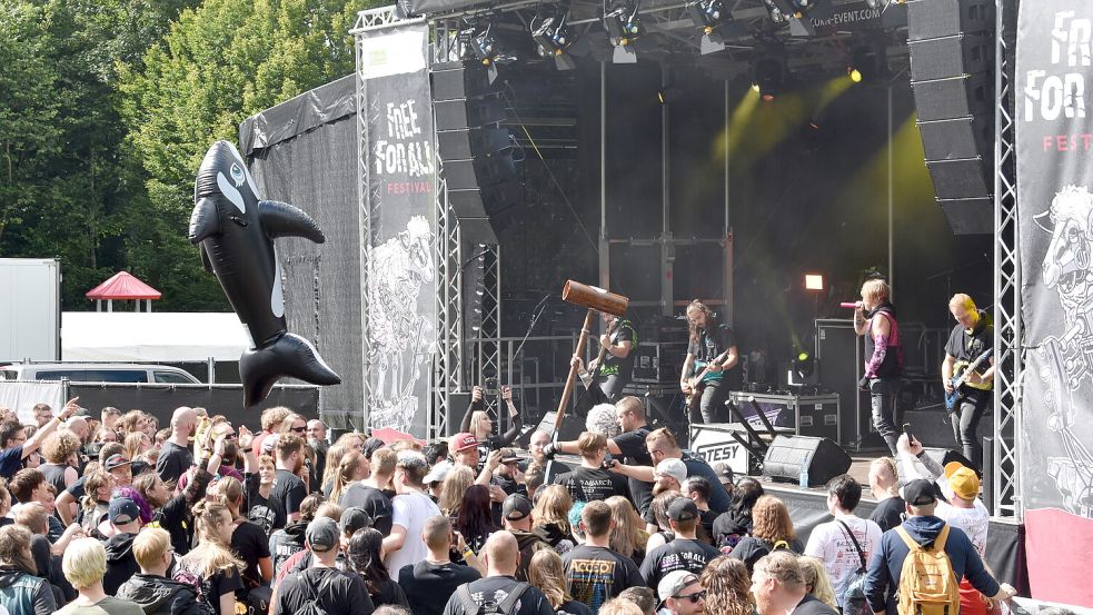 Vor der Bühne wurden die Bands von ihren Fans gefeiert. Foto: Buntjer