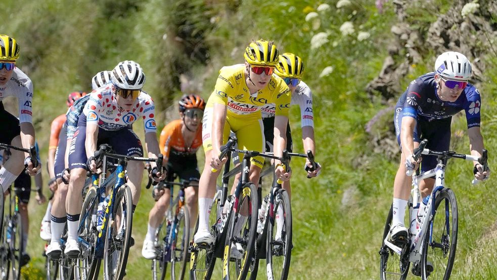 Tour-Titelverteidiger Vingegaard (l.) sammelte am Ruhetag etwas Kraft, um Rivale Tadej Pogacar (r.) doch noch gefährlich zu werden. Foto: Jerome Delay/AP